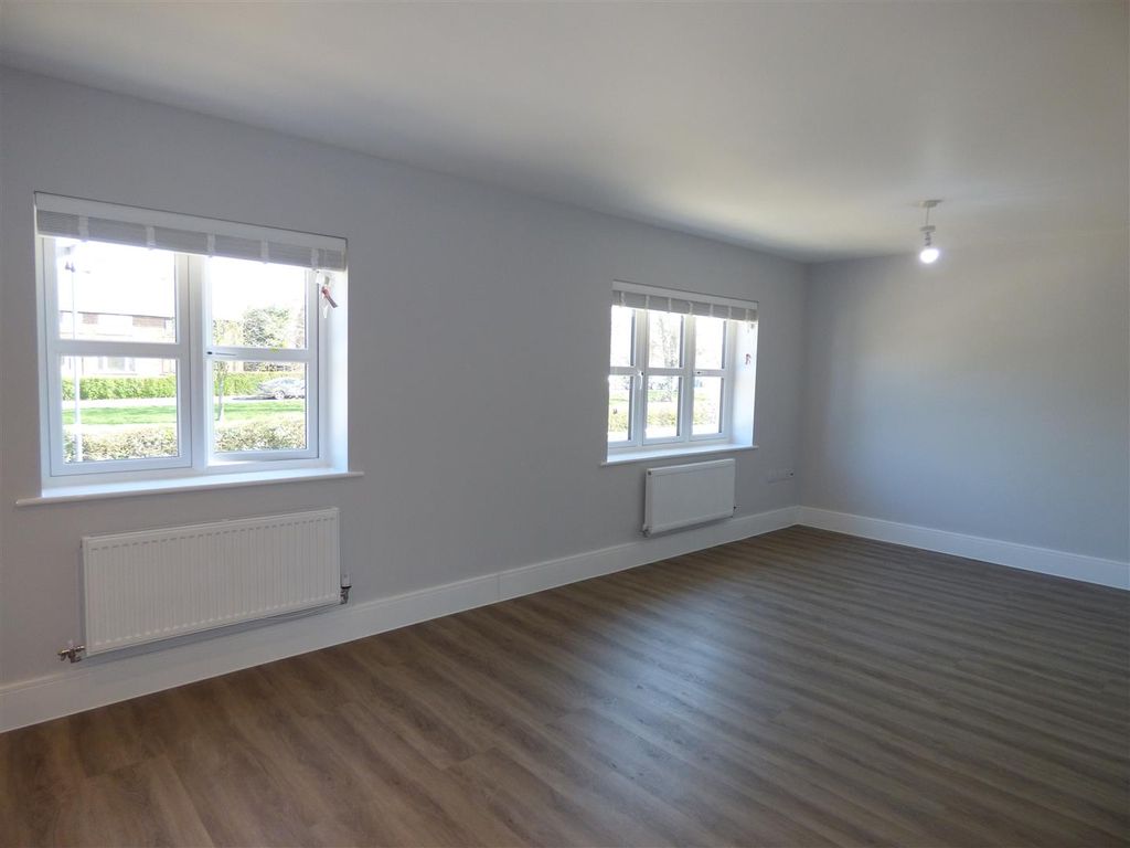 Property photo 3 of 9 2 Pintle Place Lounge.Jpg