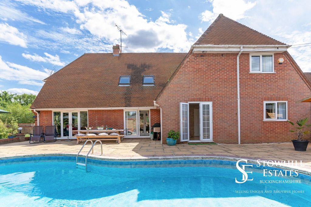 Property photo 2 of 44 Poolside