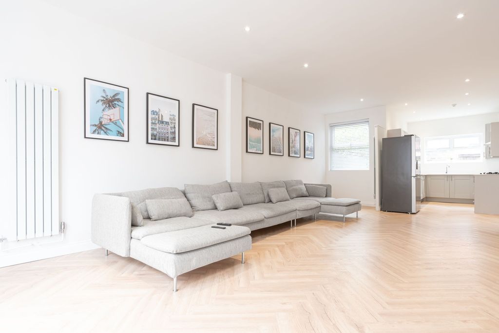 Property photo 1 of 15 Bright, Modern Open-Plan Living Area With A Long G...