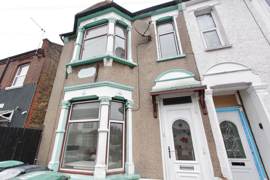 Property photo 2 of 23 Dowsett Road, N17