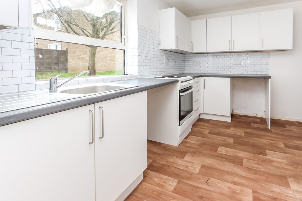 Property photo 3 of 10 Kitchen