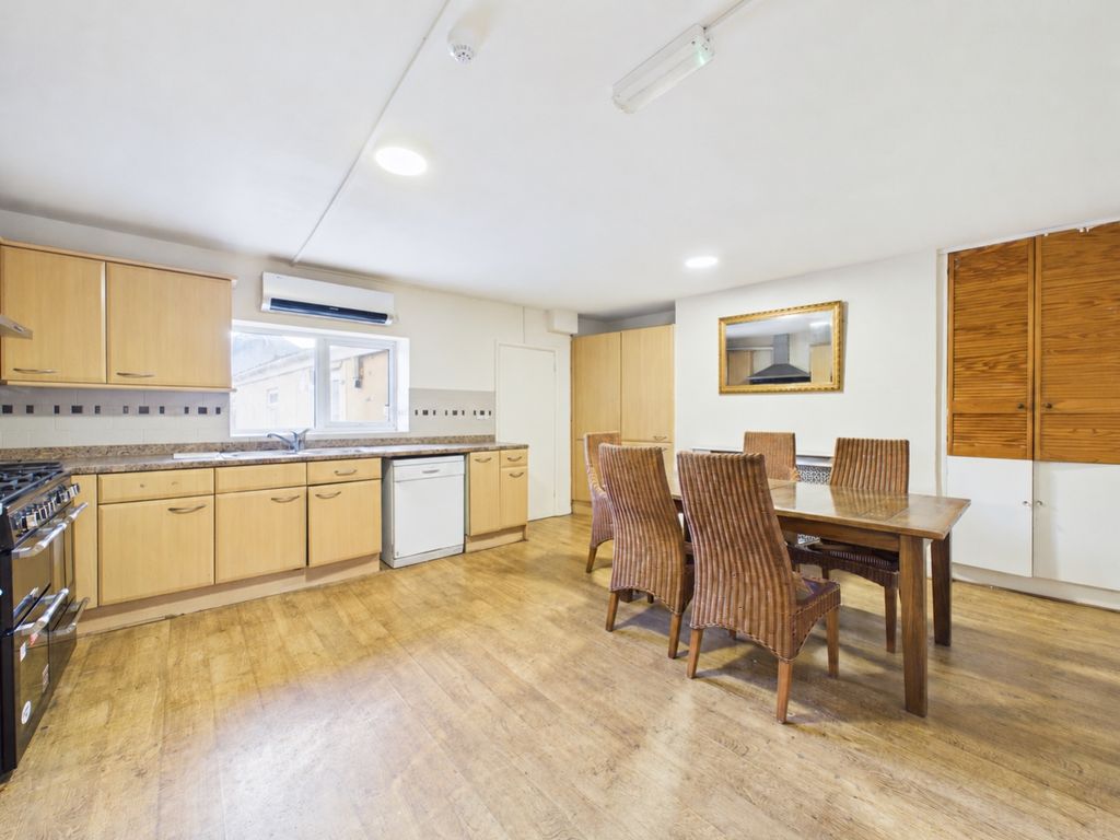 Property photo 3 of 11 Decluttered Kitchen With Clear Countertops