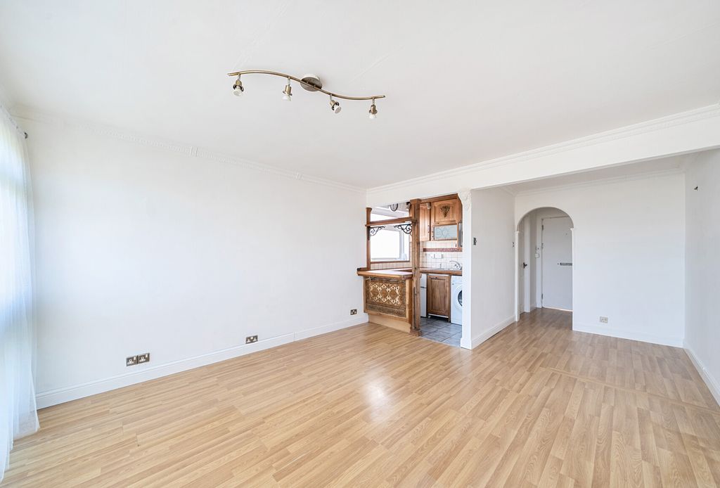 Property photo 3 of 9 Living Space