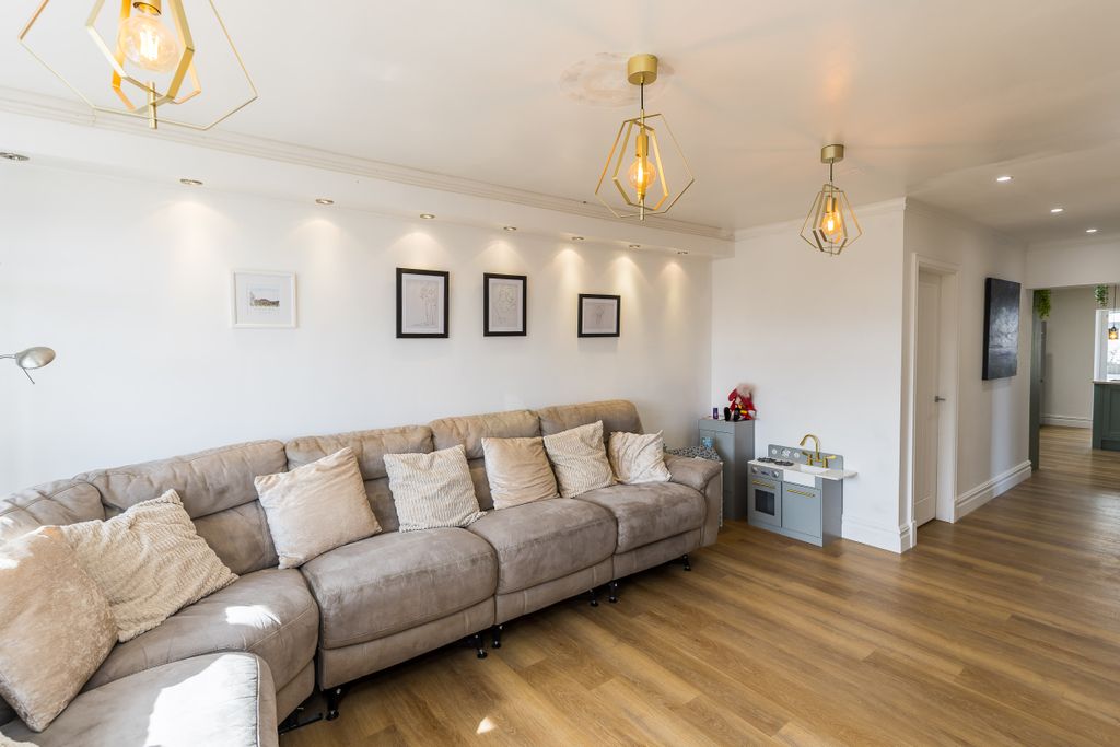 Property photo 3 of 20 8