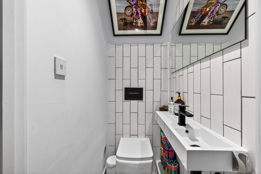 Property photo 3 of 27 Cloak Room