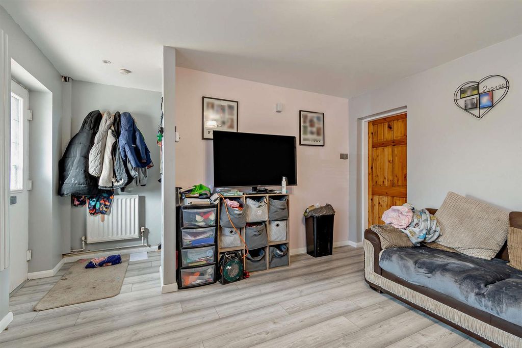 Property photo 3 of 10 8658556-Interior10-800.Jpg