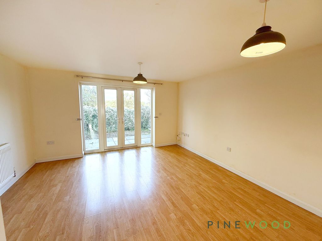 Property photo 3 of 16 Lounge