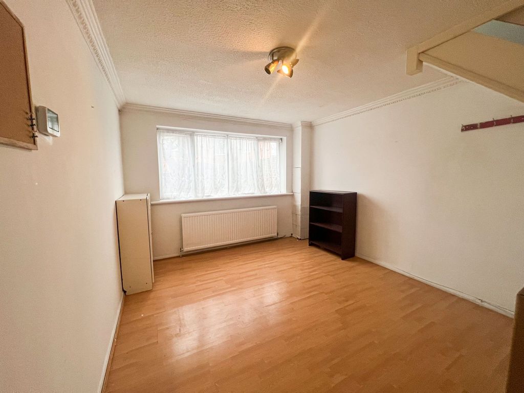 Property photo 3 of 11 Gurney Close Ig11