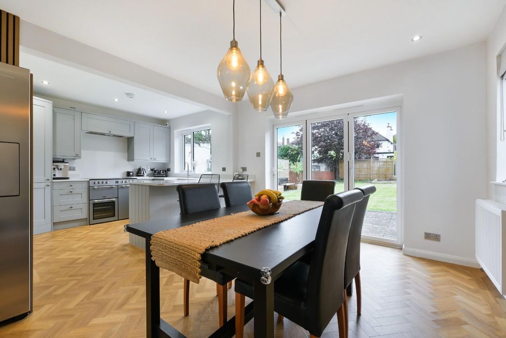 Property photo 2 of 27 Chantry Hurst