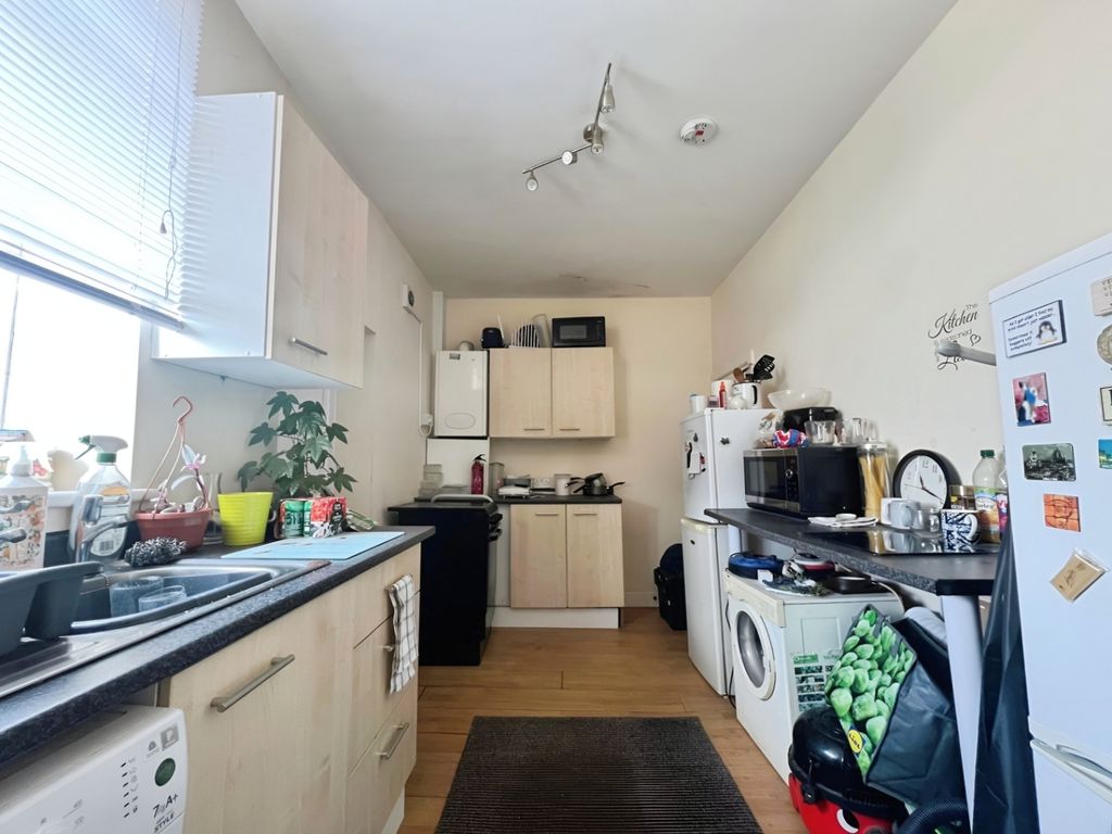 Property photo 3 of 10 Pbox-Kitchen-312908.Jpeg