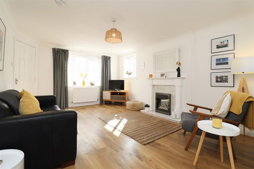 Property photo 2 of 16 Sitting Room