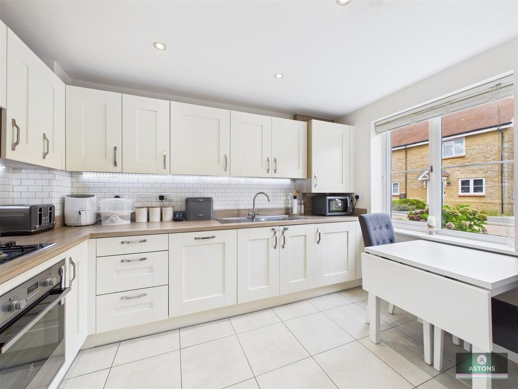 Property photo 3 of 17 Kitchen