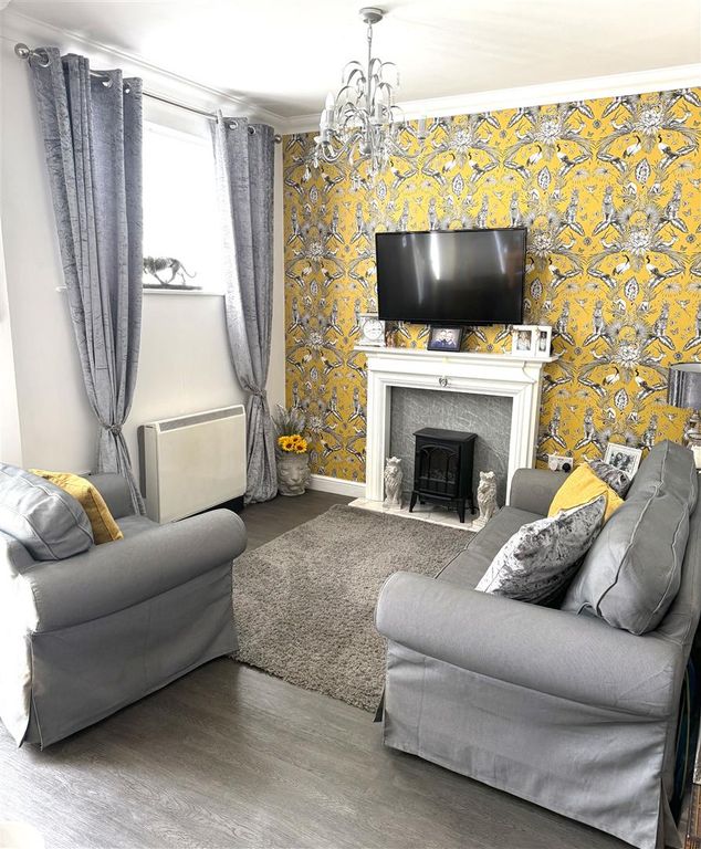 Property photo 3 of 12 Lounge