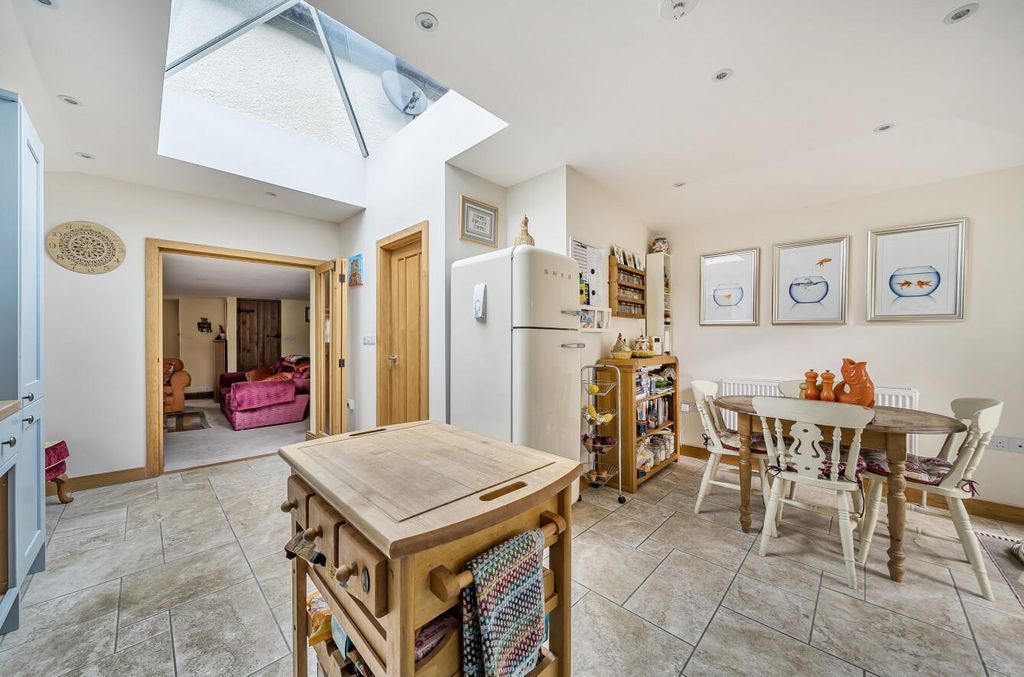 Property photo 3 of 25 Kitchen