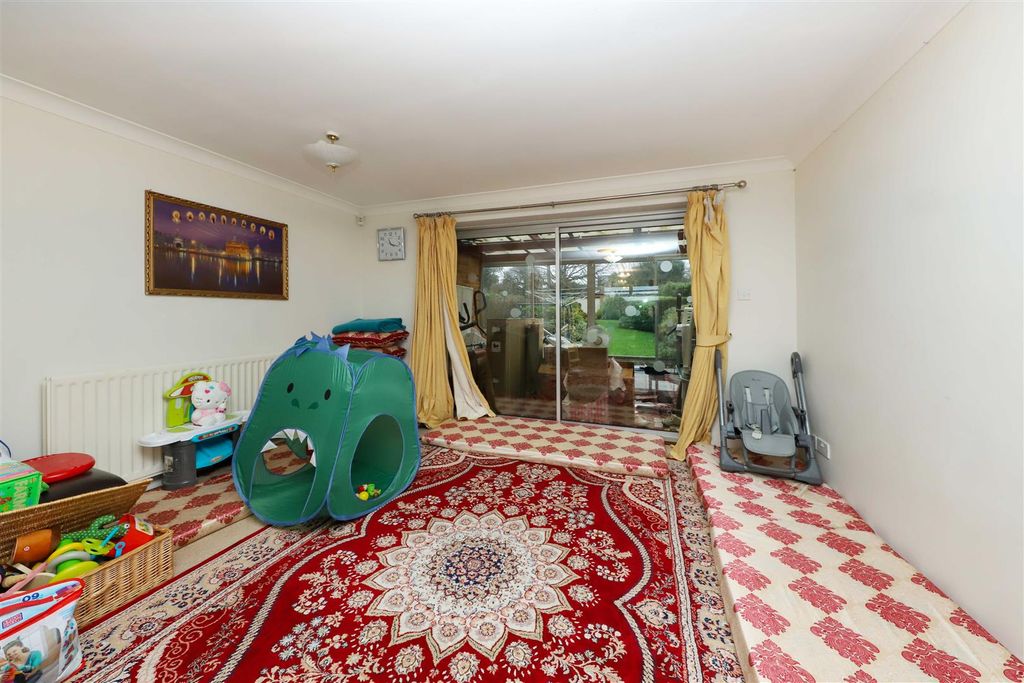 Property photo 2 of 11 Living/Dining Room