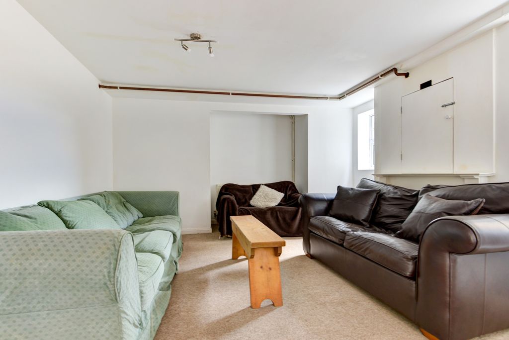 Property photo 3 of 21 A Spacious And Well-Maintained Living Room Featuri...