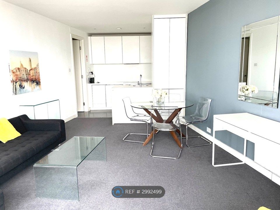 Property photo 3 of 19 Lounge