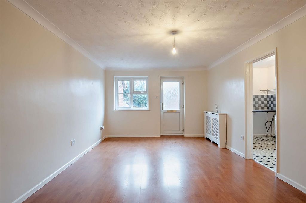 Property photo 2 of 14 8671579-Interior16-800.Jpg