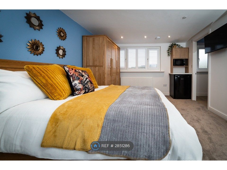 Property photo 1 of 35 Room 4 Master Bedroom