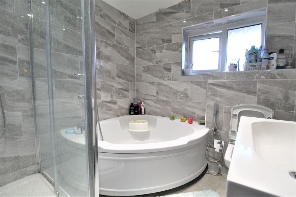 Property photo 2 of 6 19 Hannibal Road Bathroom