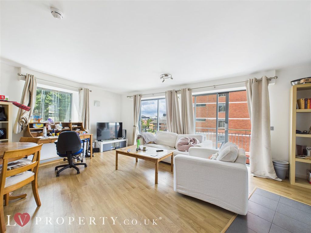 Property photo 3 of 13 Cam05016G0-Pr0092-Still003.Jpg