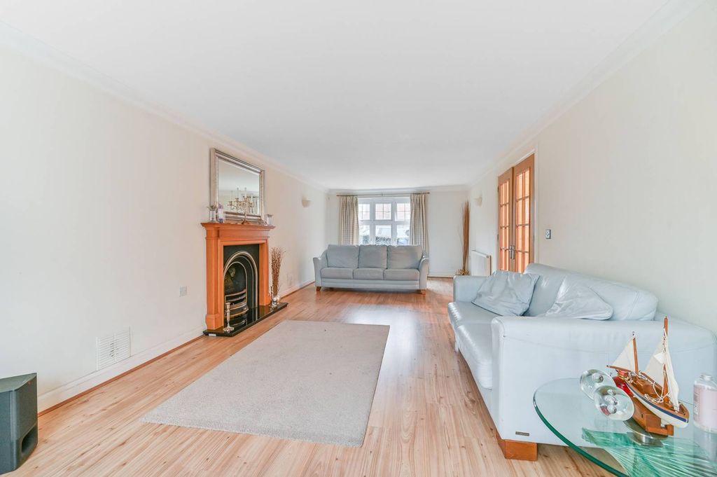 Property photo 3 of 23