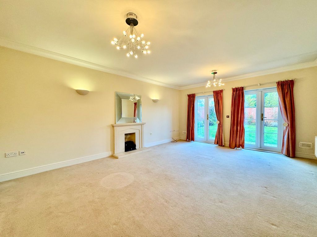 Property photo 2 of 19 Lounge/Dining Area