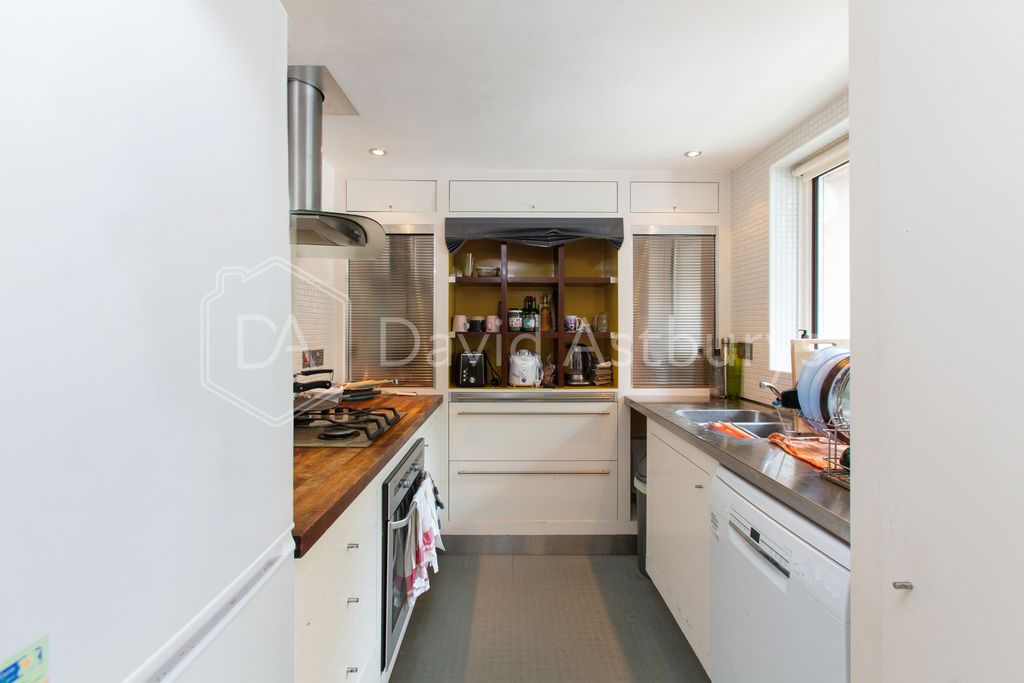 Property photo 2 of 12 0309202419_Daisl_19 Horseshoe Close _E14 3Ep_004