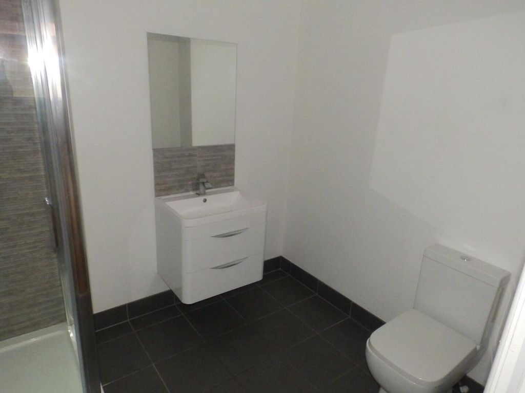 Property photo 2 of 8 Bathroom