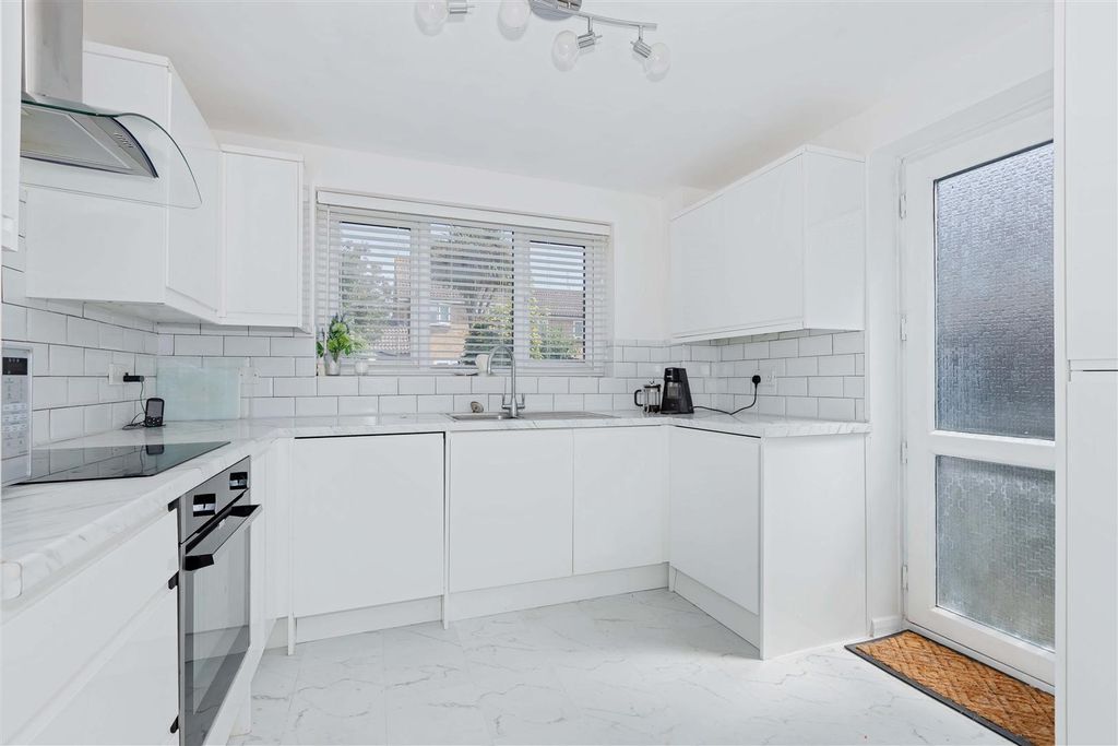 Property photo 2 of 15 Carisbrooke_10.Jpg