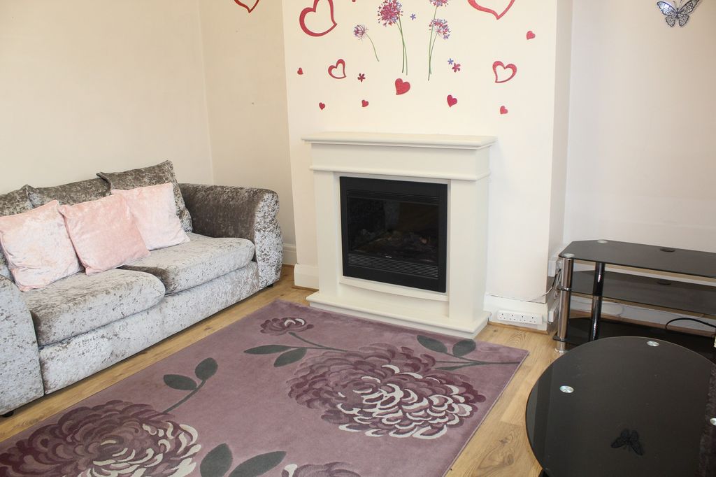 Property photo 3 of 13 Lounge