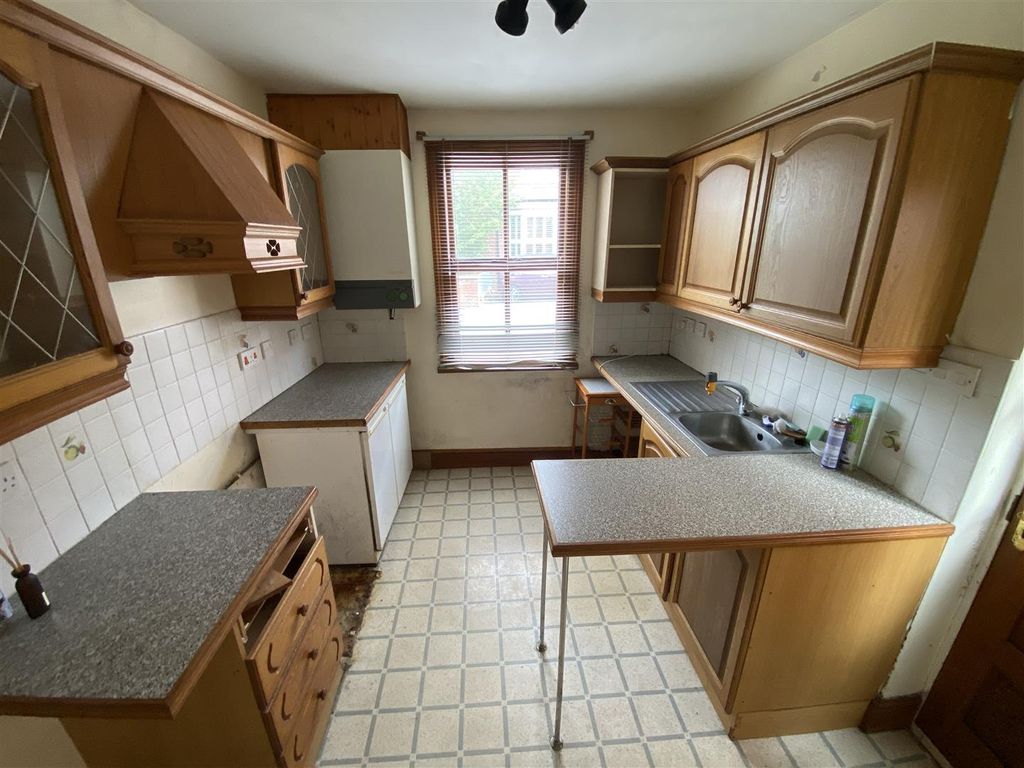 Property photo 3 of 8 Kitchen