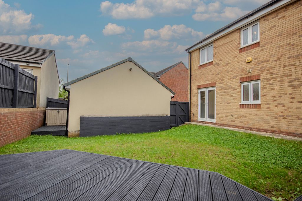 Property photo 2 of 27