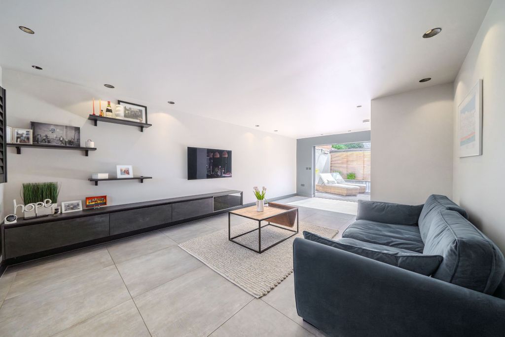 Property photo 3 of 25