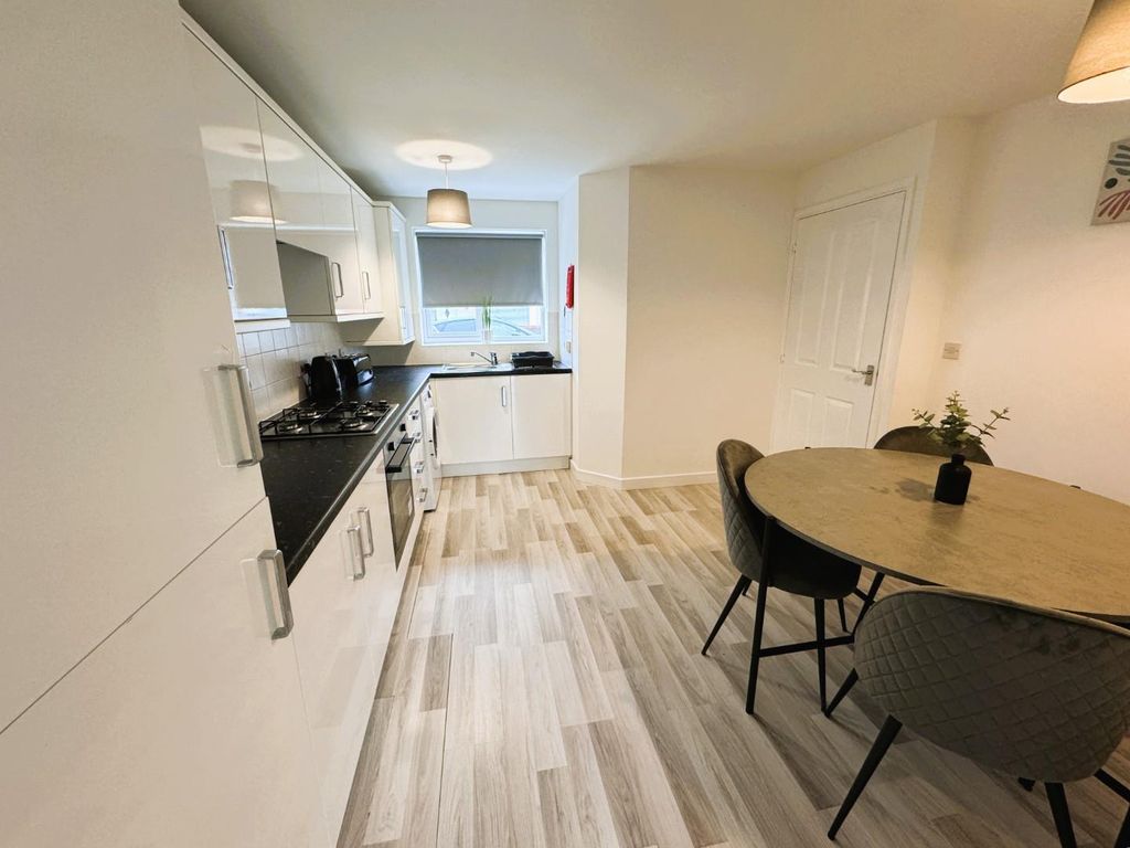 Property photo 3 of 16 Kitchen (1)