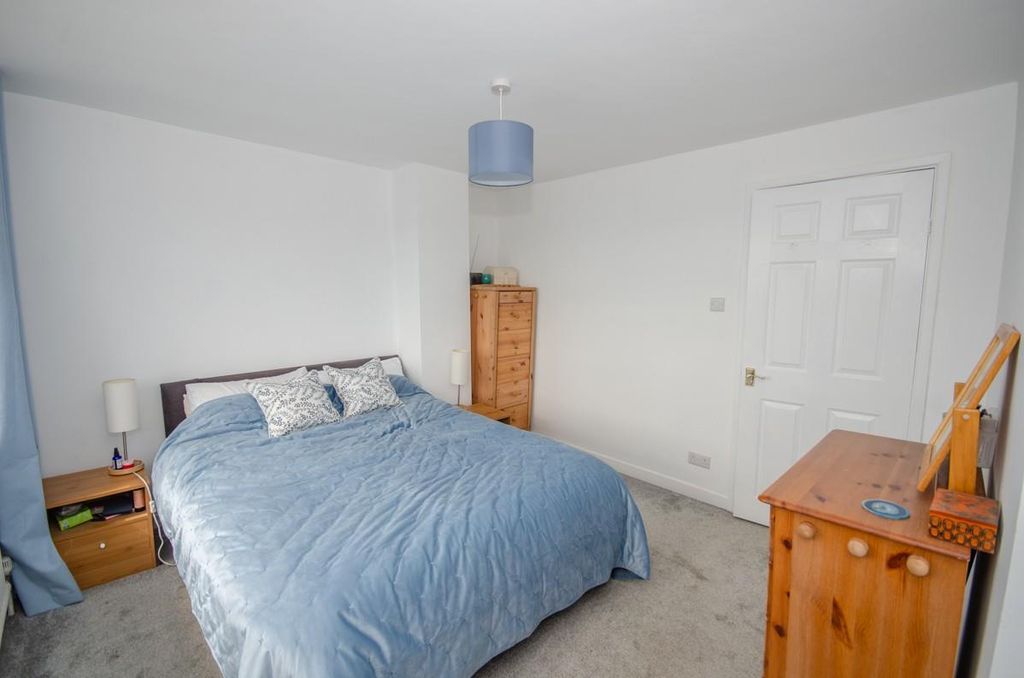 Property photo 2 of 21 Bedroom 1 Pic 2.Jpg