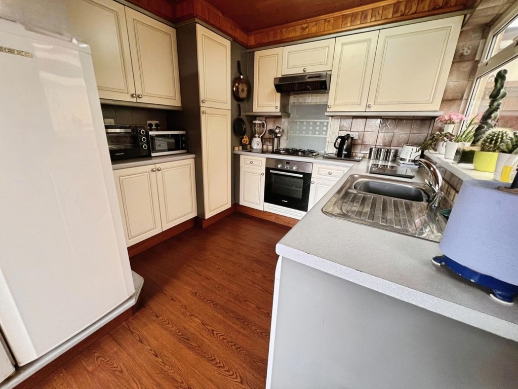 Property photo 3 of 11 Kitchen