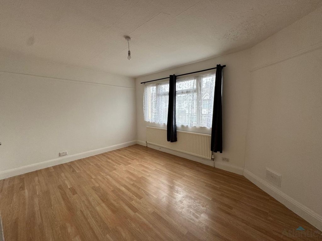 Property photo 3 of 6 Gallery