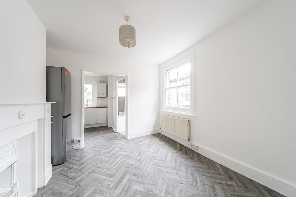 Property photo 2 of 10 32 A Replingham R...