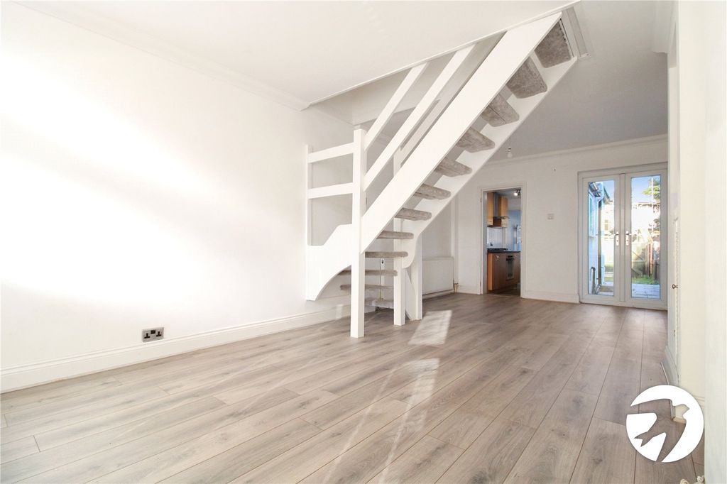 Property photo 2 of 7 Livingroom