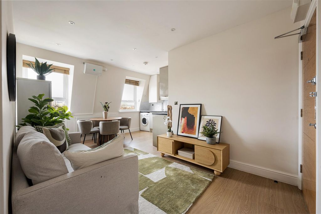 Property photo 1 of 27 Eastwood Close, E18