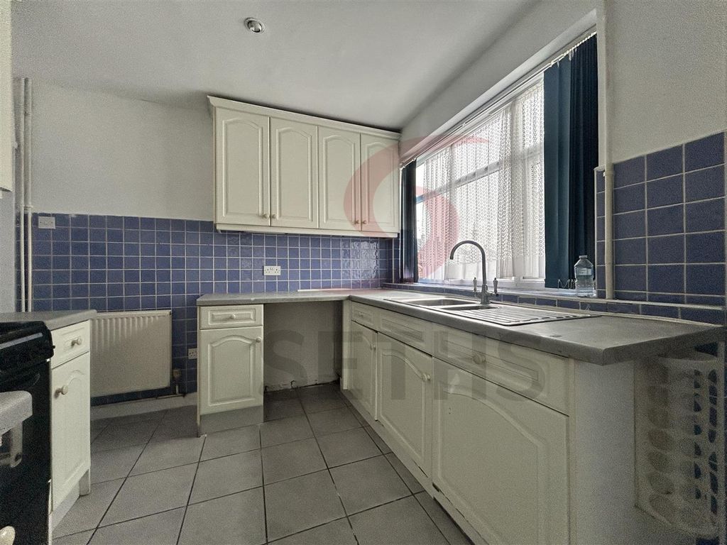 Property photo 3 of 11 Kitchen