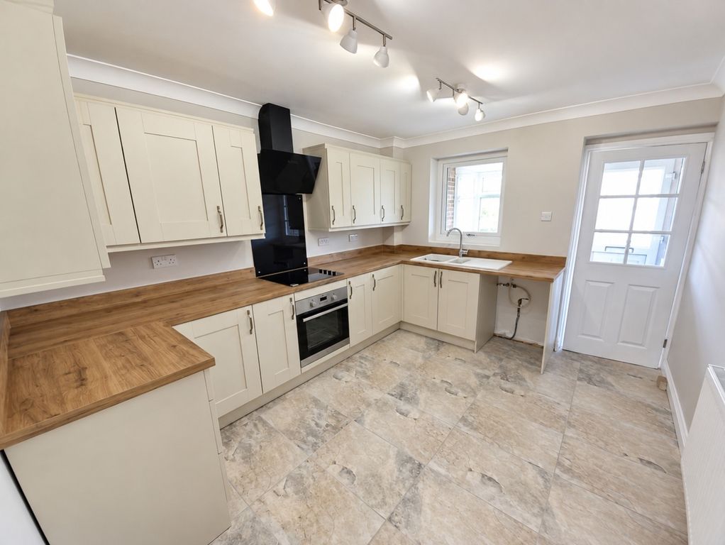 Property photo 3 of 12 Kitchen