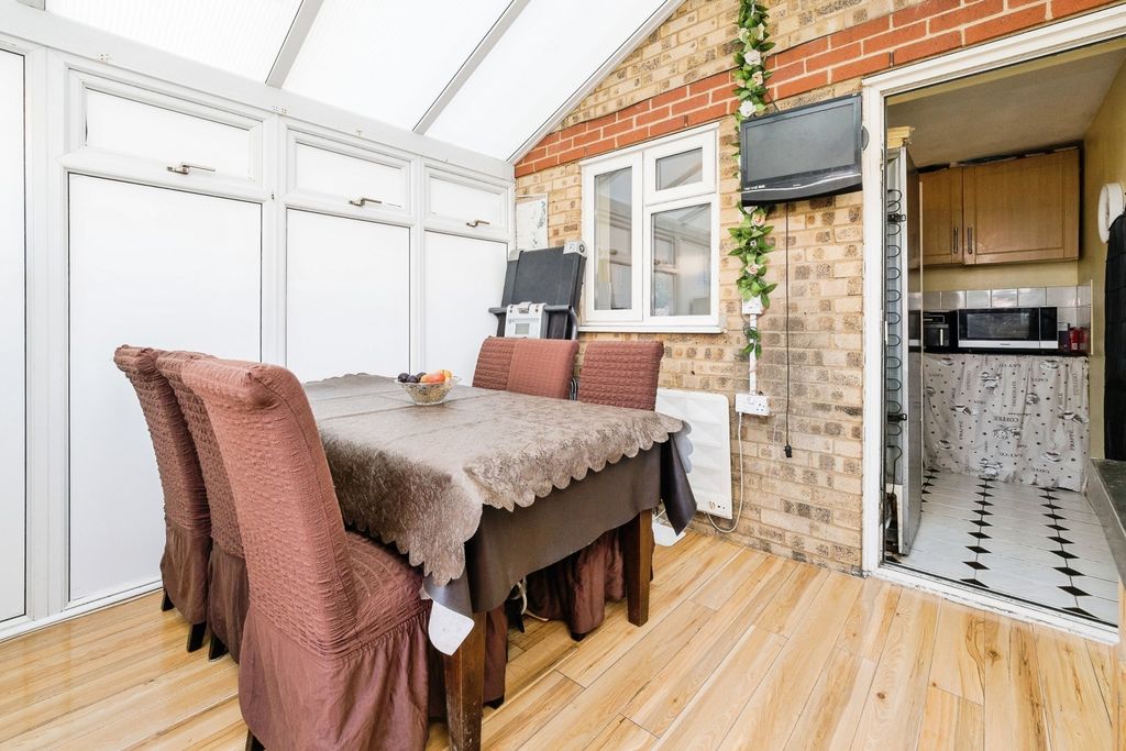 Property photo 3 of 16 Conservatory