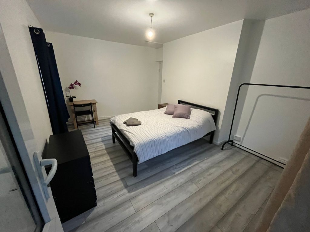 Property photo 2 of 10 Room 3- £800 Available From 01/05/2026