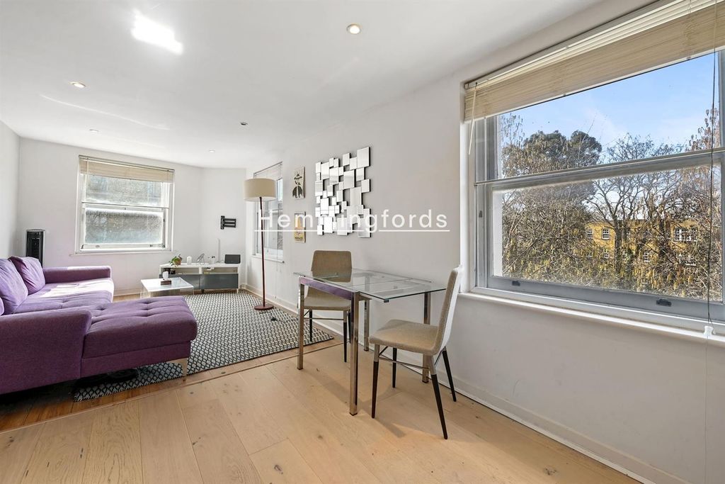 Property photo 3 of 8 05-6F4Cgchems - Flat 2 1A Wakeham St - Reception3