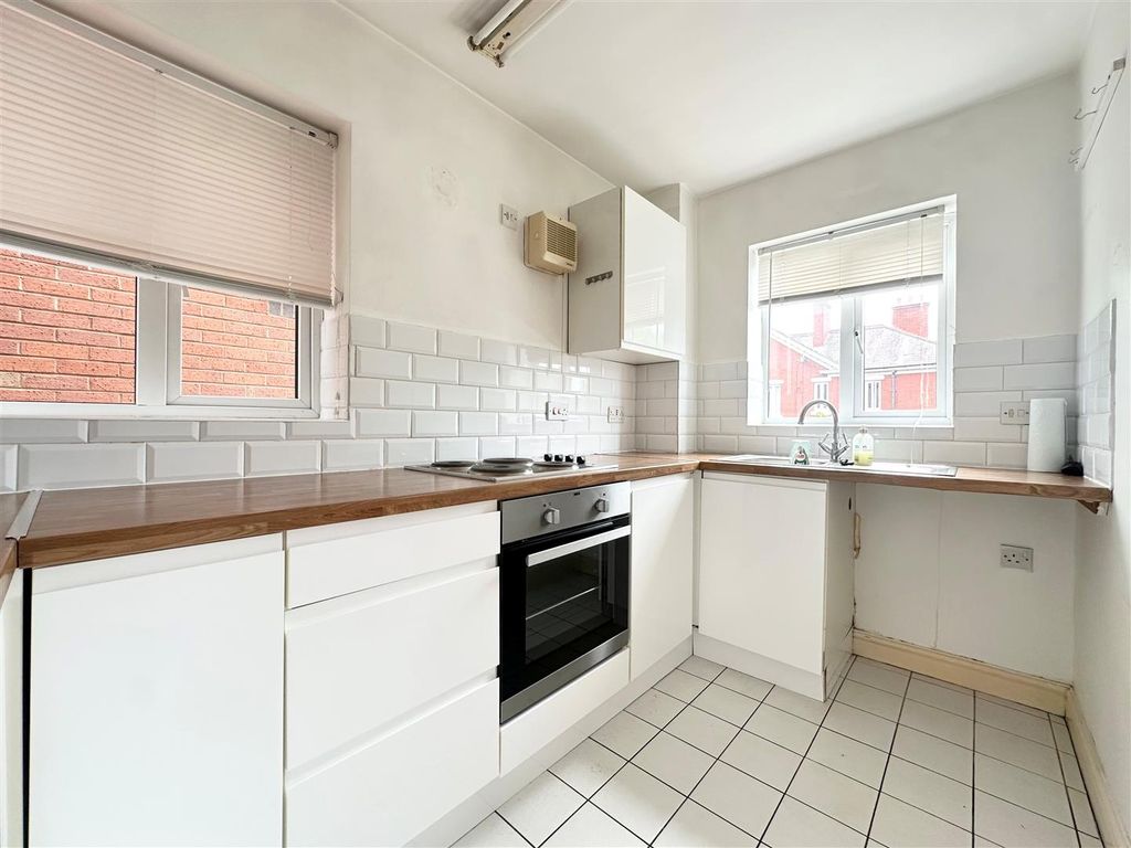 Property photo 3 of 15 Kitchen 2.Jpg
