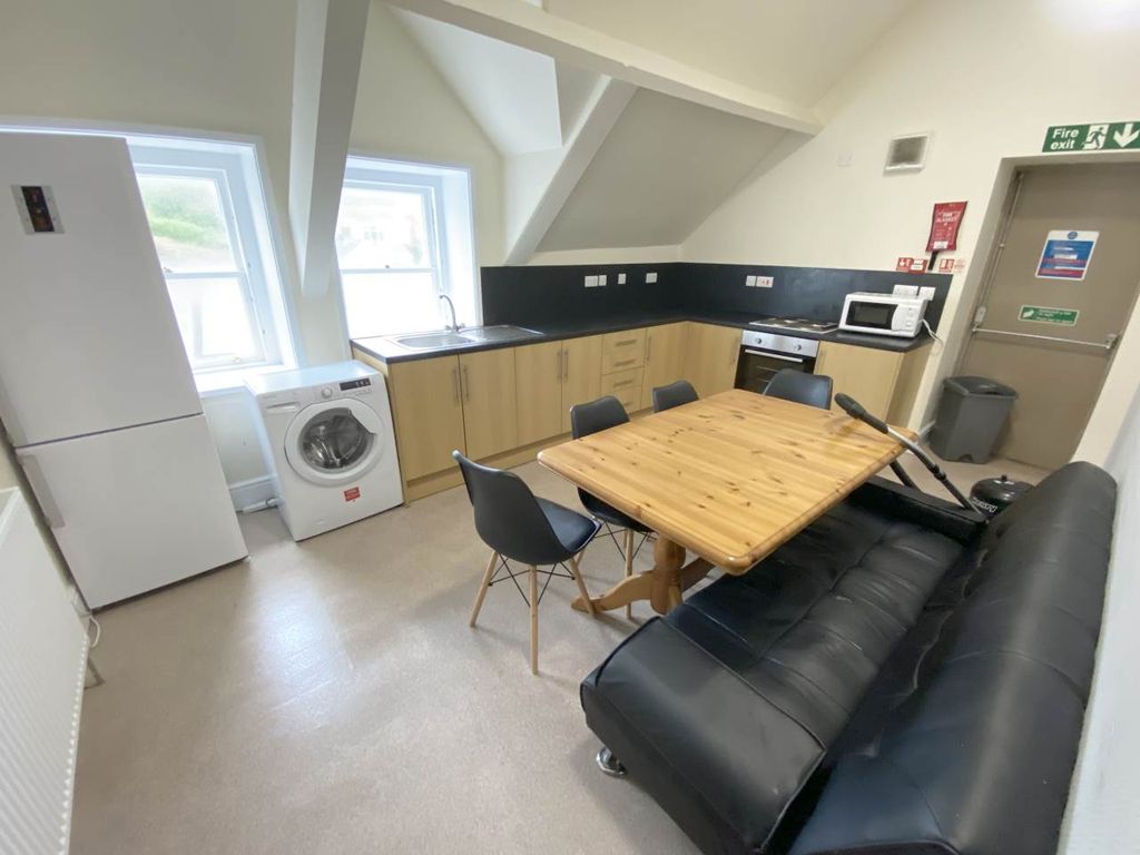 Property photo 2 of 6 Kitchen