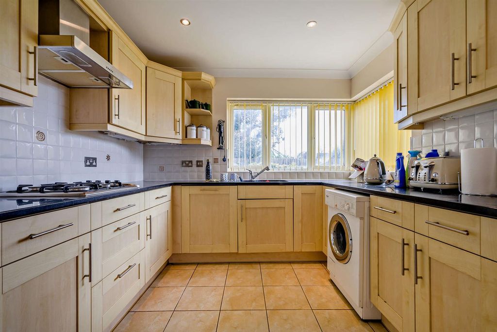 Property photo 2 of 19 8685163-Interior06-800.Jpg