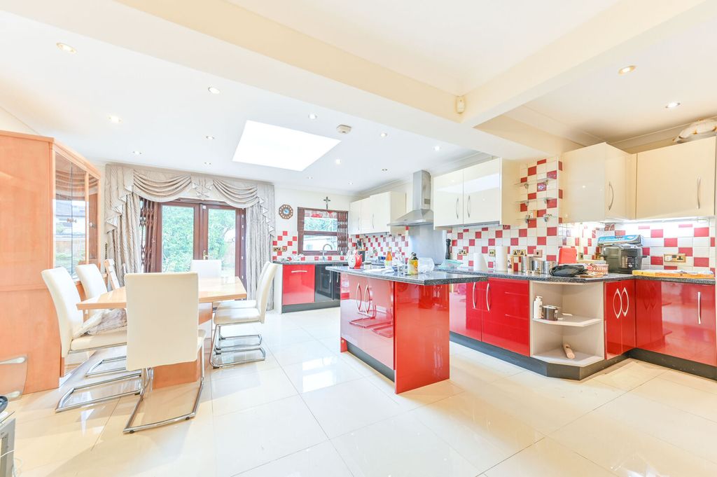 Property photo 3 of 11